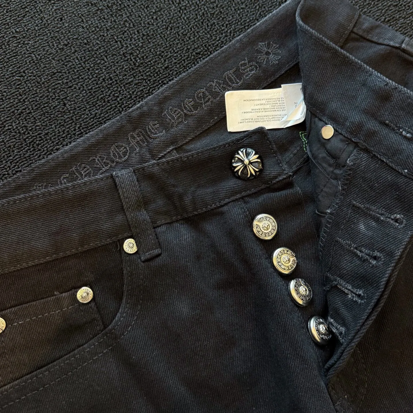 P270 model number: D360 ChromeHearts ChromeHearts green zebra patch leather straight jeans, ceiling-level jeans, a pair is hard to find at the counter‼ ️About Zangyin✅This is an extremely luxurious fashion brand that can also be called the aristocracy of the high street. It has always been an exclusive brand for some hipsters or rich second generations. The color of this model is already very eye-catching by using a unique washed material. It is decorated with pink patch cross flowers, which cleverly highlights the charm of the brand. Secondly, this model adopts a classic high-waist cut design, which highlights the long legs and fashionable temperament of the upper body. The brand is highly recognizable and the slim-fitting configuration is more suitable for daily wear. The personality will be fashionable and the specifications can be seen at a glance. Materials and technology ✅ Needless to say, this point goes without saying. As an excellent craftsman brand, Zangyin's requirements for details and craftsmanship are really perfect. The washed color of this model has gone through a lot of processes, not to mention the embellishment of the denim appliqués. It is also purely handmade and sewn. Just like what they believe in, only handmade things have soul and have the meaning of wearing. A top-notch heavy-duty fashionable denim item, recommended by both hands‼ ️ Size: 28, 30, 32, 34, 36 (S-XXL) Color: Black Size reference: Pants length 100 102 104 106 106 Waist 72 76 80 84 88 Recommended weight S (about 110 pounds) M (about 120 pounds) L (about 140 pounds) XL (about 165) XXL (about 185)